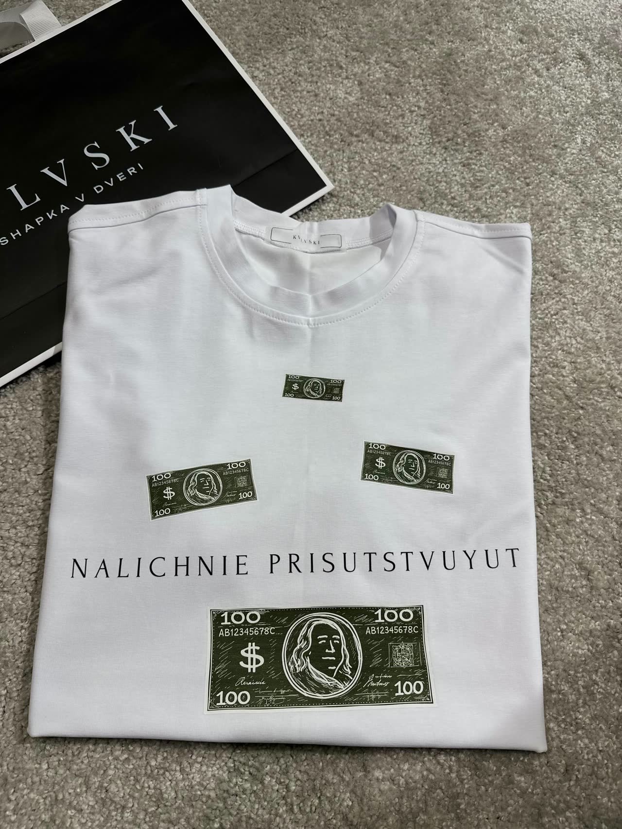 Футболка NALICHNIE PRISUTSTVUYUT